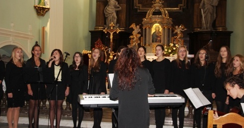 Przed cieszyńską pubilcznością wystąpił m.in. zespół "Allegro" z Bestwiny - pod dyrekcją Magdaleny Wodniak-Foksińskiej