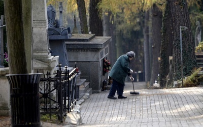 Porządki na cmentarzu