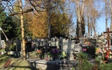 Bestwiński cmentarz leży w bezpośrenim sąsiedztwie parafialnego kościoła Wniebowzięcia NMP