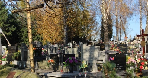 Bestwiński cmentarz leży w bezpośrenim sąsiedztwie parafialnego kościoła Wniebowzięcia NMP