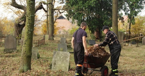 Wielkie sprzątanie starych cmentarzy