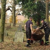 Wielkie sprzątanie starych cmentarzy