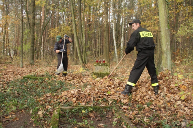 Strażacy dbają o stare cmentarze w gminie Murów