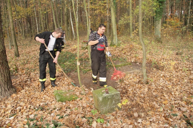 Strażacy dbają o stare cmentarze w gminie Murów