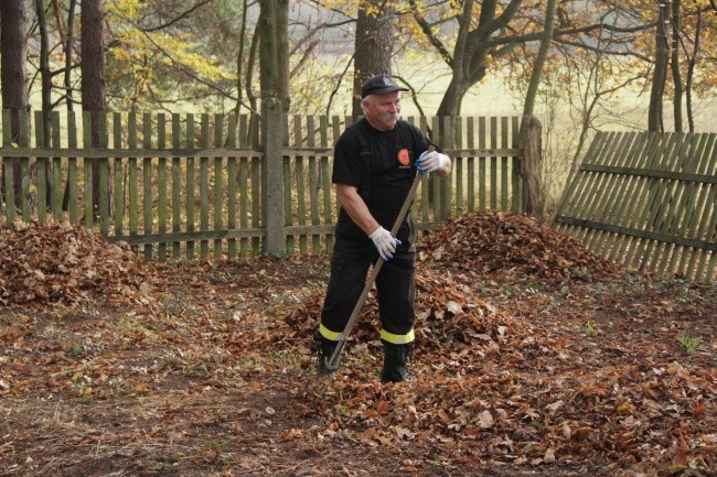 Strażacy dbają o stare cmentarze w gminie Murów