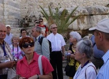 Pielgrzymi w miejscu, gdzie według tradycji Piotr zaparł się Chrystusa