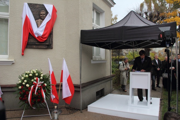 Odsłonięcie tablicy ku czci Prezydenta Lecha Kaczyńskiego