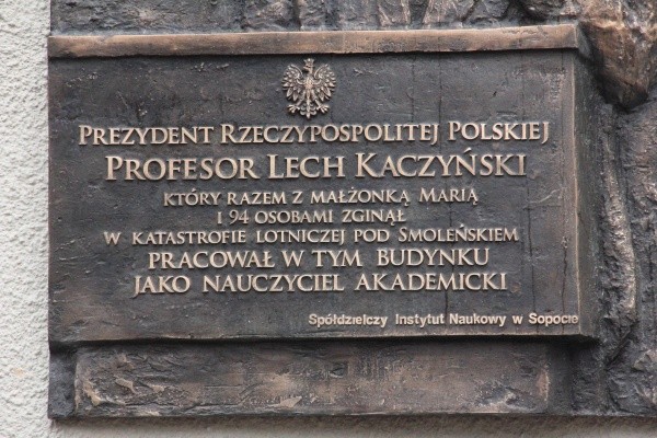 Odsłonięcie tablicy ku czci Prezydenta Lecha Kaczyńskiego