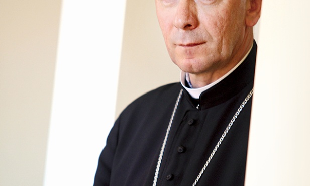Bp Marian Rojek  doktor teologii dogmatycznej, od roku biskup diecezji zamojsko-lubaczowskiej. Od 2006 r. był biskupem pomocniczym diecezji przemyskiej. Wcześniej przez pięć lat rektor Wyższego Seminarium Duchownego w Przemyślu.