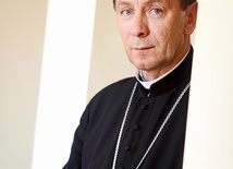 Bp Marian Rojek  doktor teologii dogmatycznej, od roku biskup diecezji zamojsko-lubaczowskiej. Od 2006 r. był biskupem pomocniczym diecezji przemyskiej. Wcześniej przez pięć lat rektor Wyższego Seminarium Duchownego w Przemyślu.