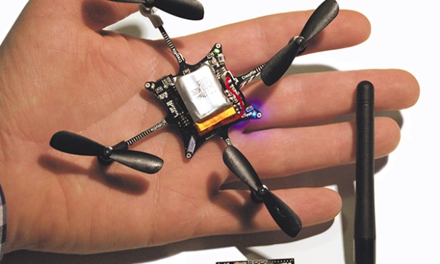 CrazyFlie Nano to jeden z najmniejszych dostępnych komercyjnie dronów. Gdy brakuje mu energii, sam wyszukuje źródło światła i ładuje swoje baterie