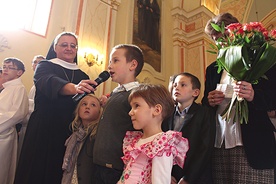 Dzieci z przedszkola im. bł. Celiny Borzęckiej witały gości specjalnych jubileuszu abp. Celestino Migliore i biskupów bielsko-żywieckich