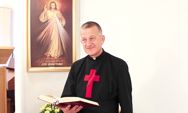 Ojciec Andrzej Chorążykiewicz w kaplicy kamiliańskiego Domu Pomocy Społecznej w Zabrzu