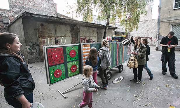  Tablice mobilnej szkoły rozsuwają się teleskopowo na długość kilku metrów