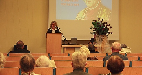 Uczestnicy sympozjum  wysłuchali m.in. odczytu Marzeny Korzeniewskiej o polskim dialogu społecznym