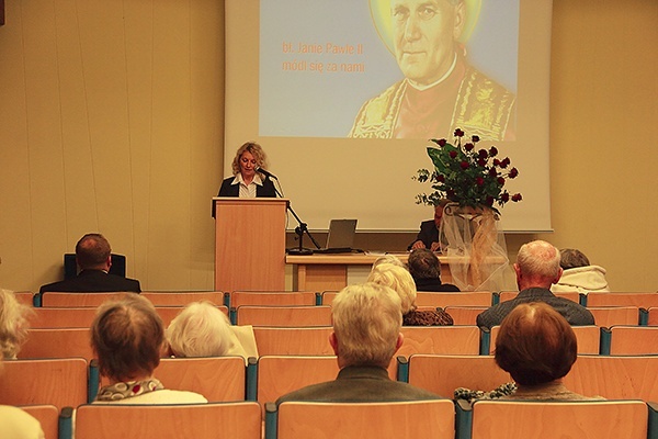 Uczestnicy sympozjum  wysłuchali m.in. odczytu Marzeny Korzeniewskiej o polskim dialogu społecznym