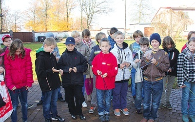  Dzieci z SP im. ks. Konarskiego na różańcach wykonanych przez siostry klaryski modliły się za siebie, rodziców, nauczycieli i osoby konsekrowane