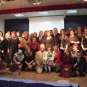  Jubileusz Teatru Młodych. Aktorzy i opiekunowie teatru na scenie GOK w Lubochni