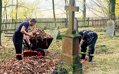   Strażacy z Murowa sprzątają cmentarz w Okołach