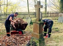   Strażacy z Murowa sprzątają cmentarz w Okołach