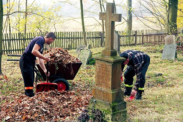   Strażacy z Murowa sprzątają cmentarz w Okołach