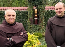 Ojciec Kalikst Mryka (z lewej) i o. Jan Bosko Wojas – polscy franciszkanie w Starym Bohuminie