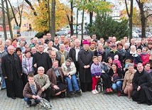 Pamiątkowe zdjęcie jubileuszowe z zaproszonymi gośćmi