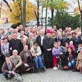 Pamiątkowe zdjęcie jubileuszowe z zaproszonymi gośćmi