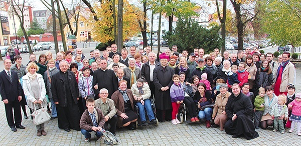 Pamiątkowe zdjęcie jubileuszowe z zaproszonymi gośćmi