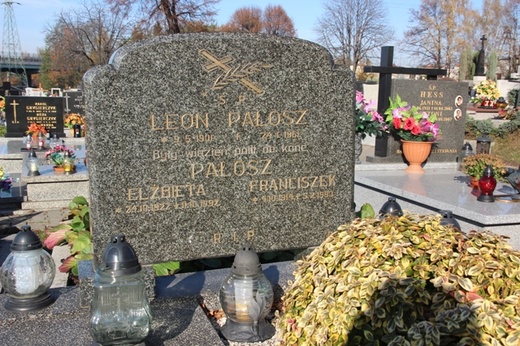 Cmentarz w Czechowicach-Dziedzicach przy kościele NMP Wspomożenia Wiernych