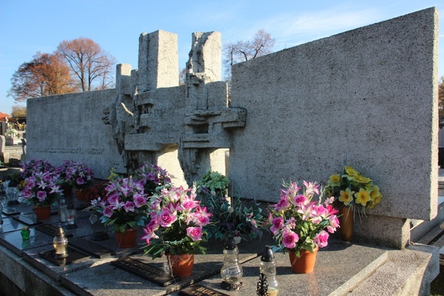 Zbiorowa mogiła strażaków poległych w pożarze rafinerii w 1971 r.