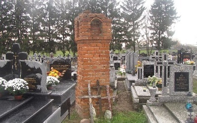 Na cmentarzu ocalała ceglana wieżyczka - tzw. latarnia umarłych