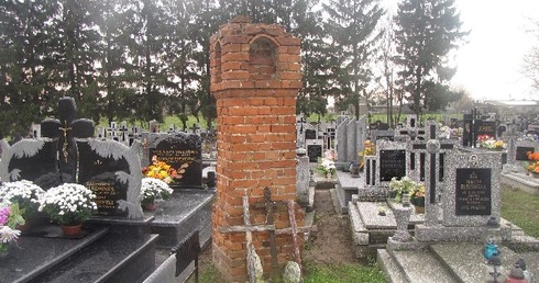 Na cmentarzu ocalała ceglana wieżyczka - tzw. latarnia umarłych