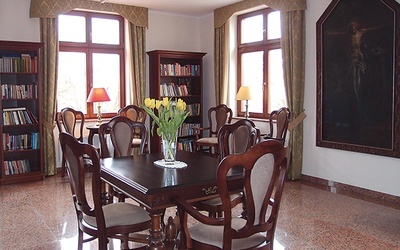  W pokojach „Domus Mater” nie ma telewizorów, dlatego goście chętnie korzystają z pięknej biblioteki i czytelni