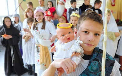  Zwycięzca szkolnego konkursu z okazji Wszystkich Świętych w Kudowie-Zdroju