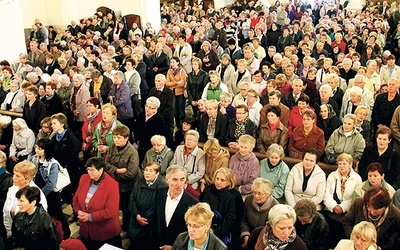  Członkowie i członkinie róż szczelnie wypełnili kościół sanktuaryjny w Okulicach