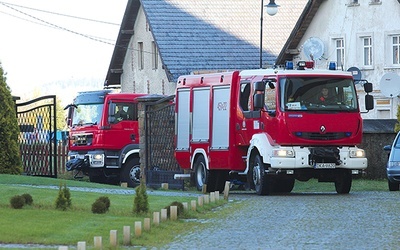 Dzięki ćwiczeniom strażacy wiedzą już, że brama wjazdowa opactwa jest bardzo wąska i jest spory problem,  aby przez nią przejechać