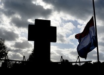 Żołnierze z Żagania na grobie gen. Maczka.