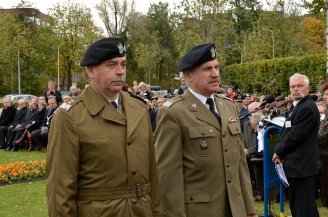 Żołnierze z Żagania na grobie gen. Maczka.