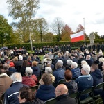 Żołnierze z Żagania na grobie gen. Maczka.