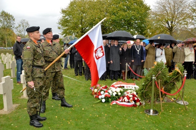 Żołnierze z Żagania na grobie gen. Maczka.