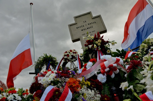 Żołnierze z Żagania na grobie gen. Maczka.