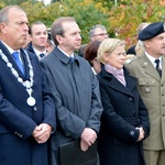 Żołnierze z Żagania na grobie gen. Maczka.