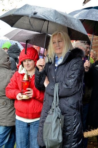 Żołnierze z Żagania na grobie gen. Maczka.