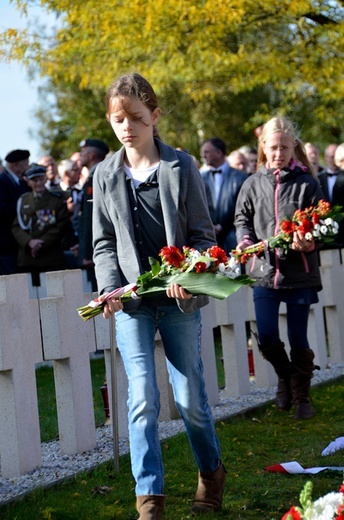 Żołnierze z Żagania na grobie gen. Maczka.