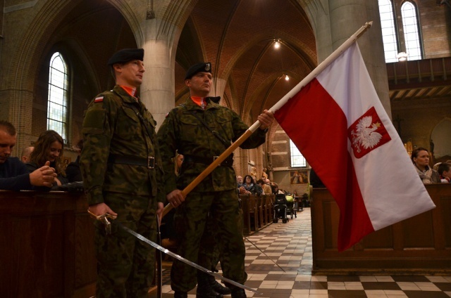 Żołnierze z Żagania na grobie gen. Maczka.