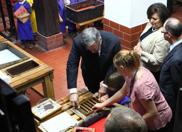 Bronisław Komorowski w Muzeum Papiernictwa