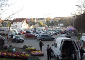 Zapełniony samochodami parking przed cmentarzem na gdańskich Łostowicach