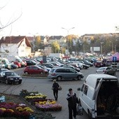 Zapełniony samochodami parking przed cmentarzem na gdańskich Łostowicach