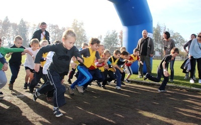 W zaciętej rywalizacji dopingowali młodych biegaczy rodzice i nauczyciele